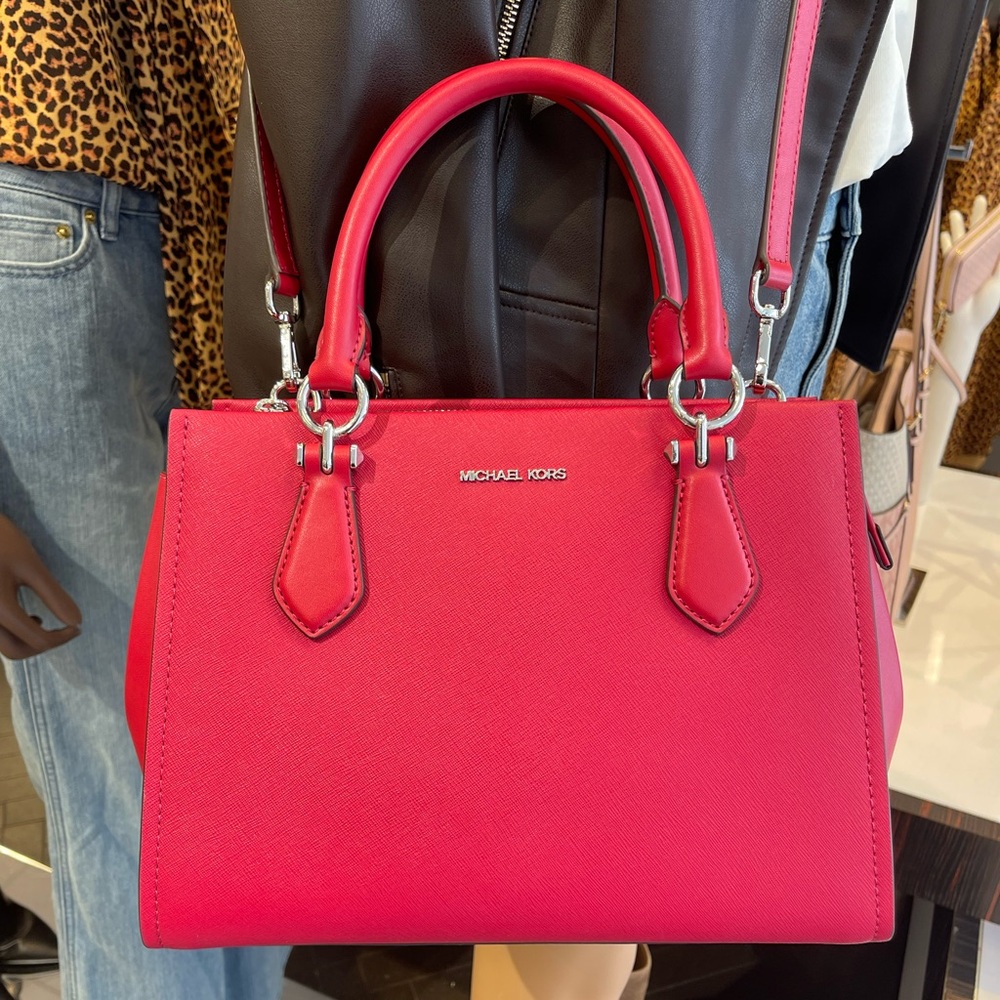MICHAEL KORS Marilyn Medium Signature Logo Tote Bag
Dark Raspberry
NWT - Picture 10 of 16